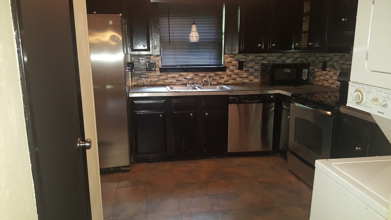 657 Watson St - Photo 4 of 6