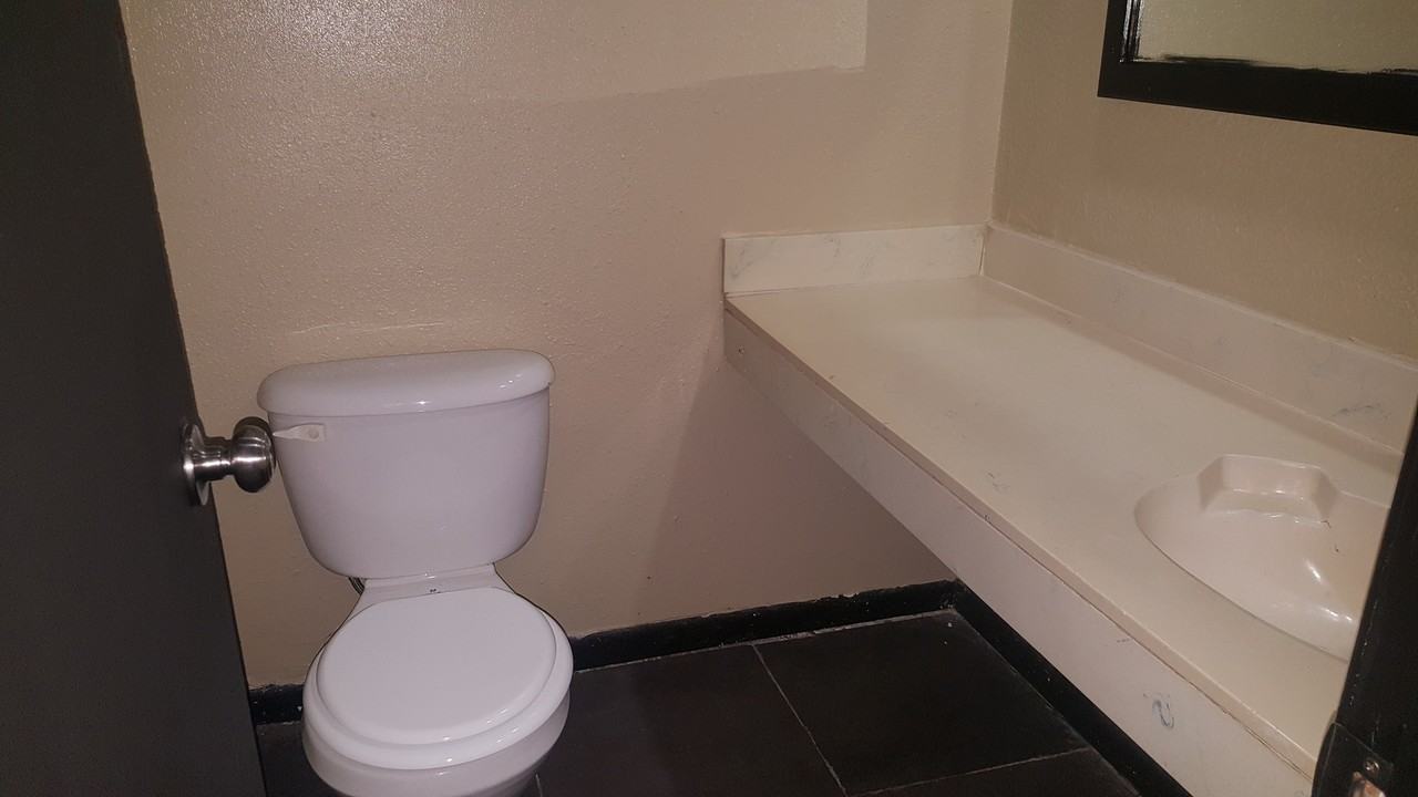 657 Watson St - Photo 5 of 6