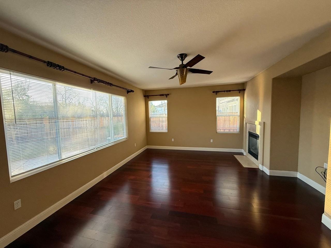 3965 Collins St - Photo 2 of 14