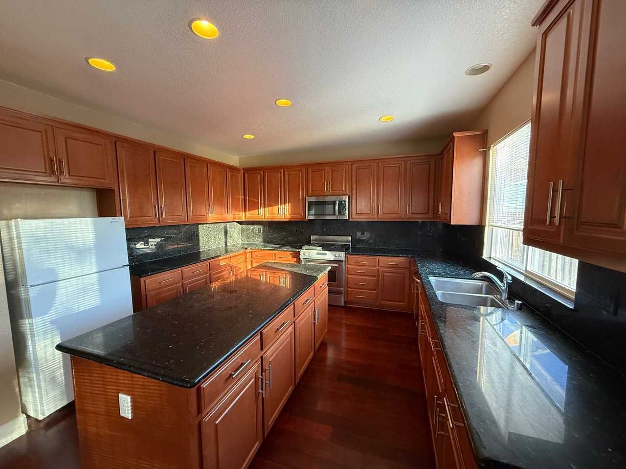 3965 Collins St - Photo 3 of 14