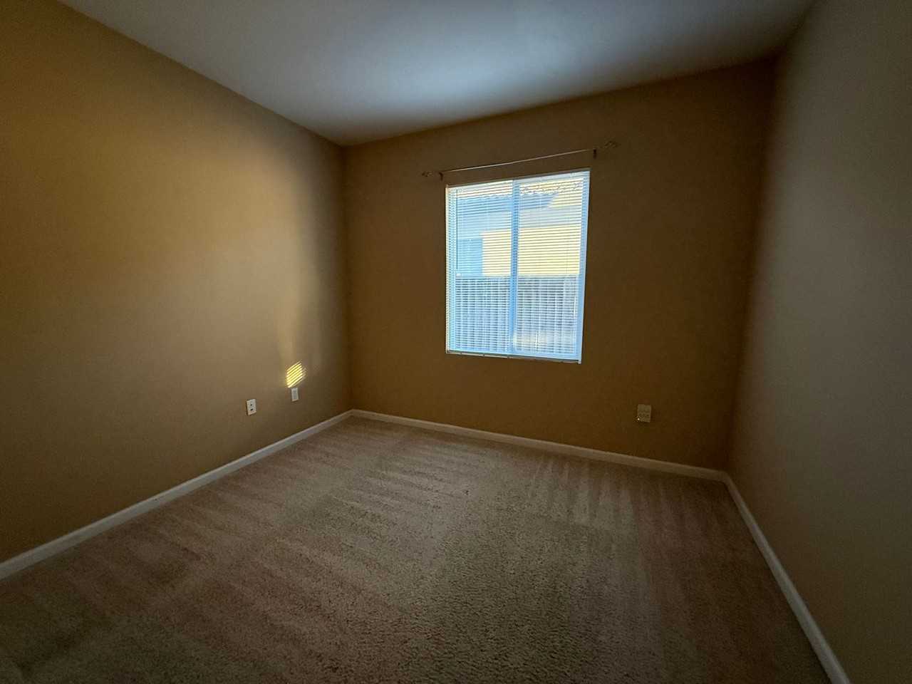 3965 Collins St - Photo 4 of 14