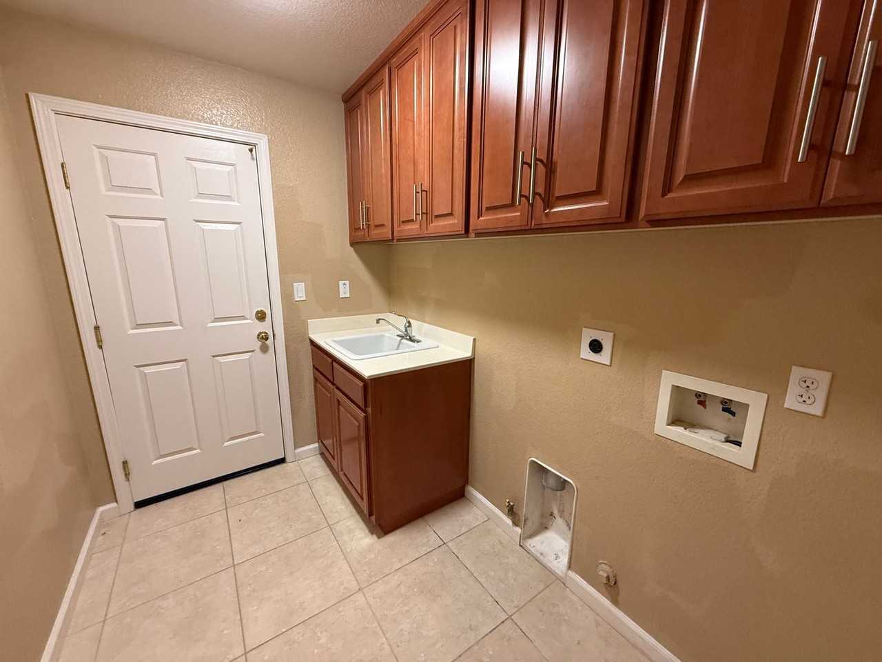 3965 Collins St - Photo 5 of 14