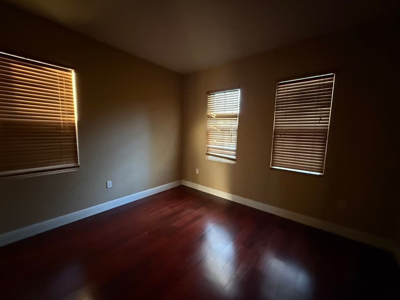 3965 Collins St - Photo 7 of 14