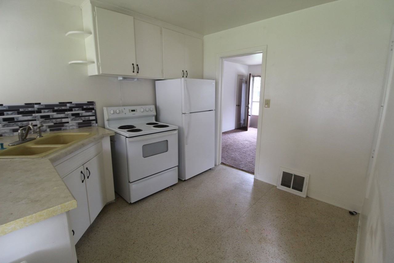 924 E 39th Ave - Photo 4 of 11