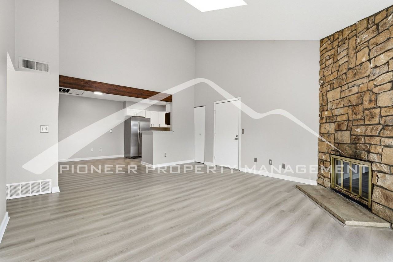 333 Wright St #303 - Photo 4 of 18