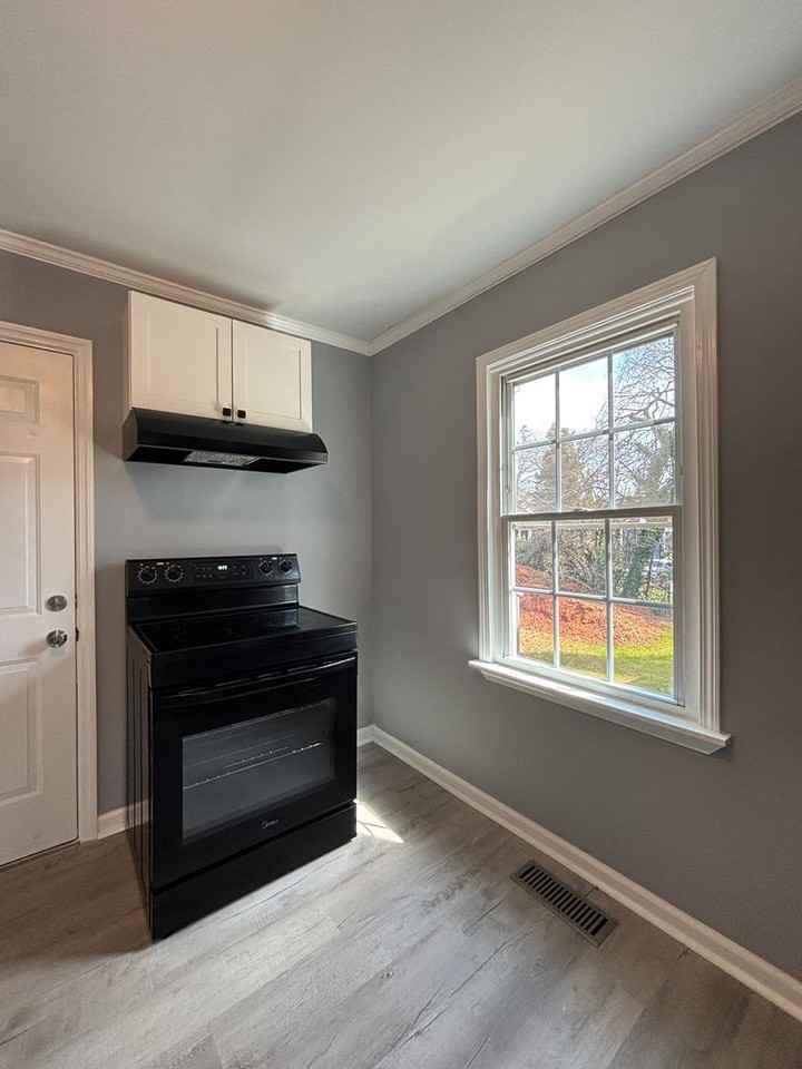 186 Home St - Photo 4 of 15