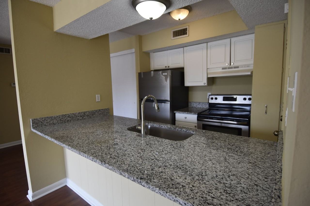 6747 Quail Hollow Ct - Photo 3 of 10