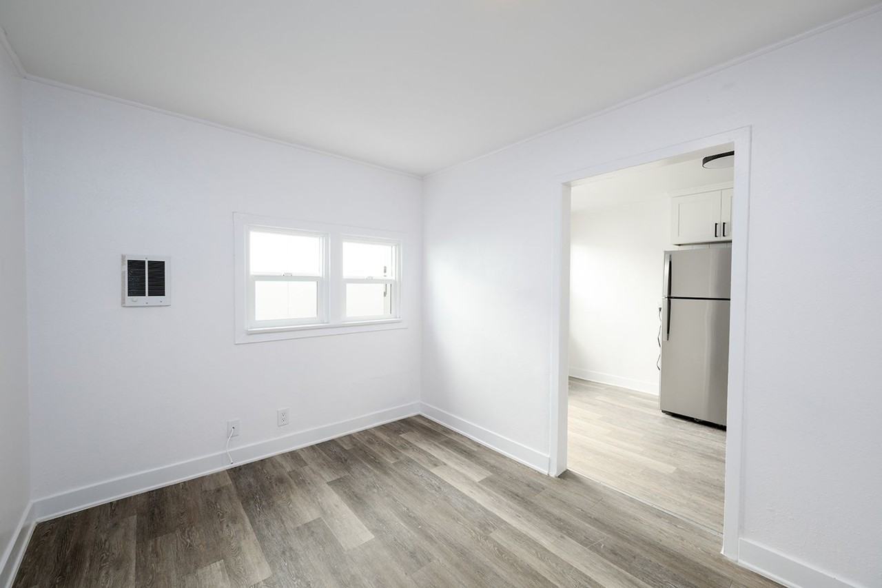 4320 48th St - Photo 4 of 8