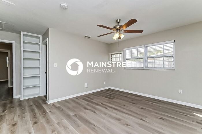 1545 76th Ave N - Photo 3 of 15