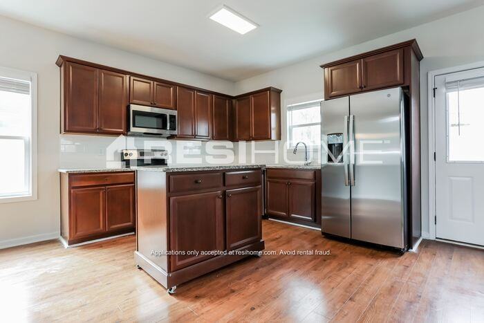 68 Oakbrook Dr Sw - Photo 2 of 19