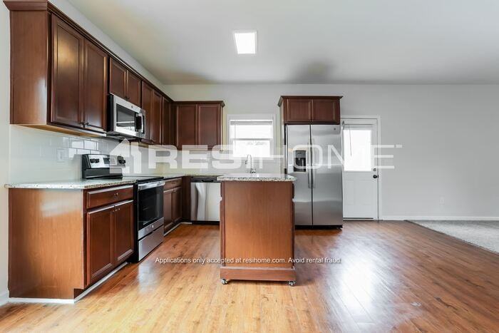 68 Oakbrook Dr Sw - Photo 3 of 19