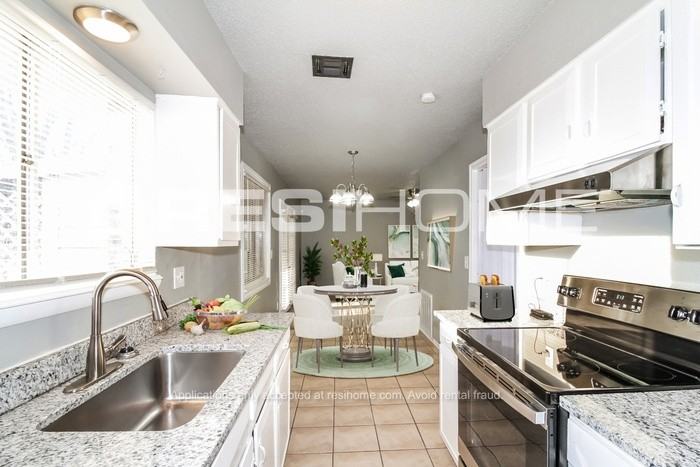 405 Lotus Ave - Photo 2 of 16