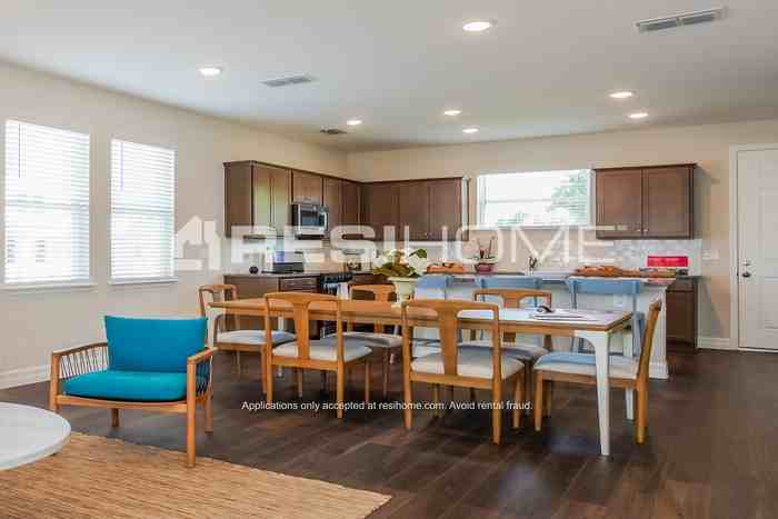 8136 Arrowwood Loop - Photo 4 of 20