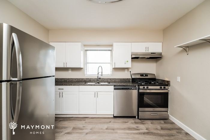 714 37th St W - Photo 5 of 12