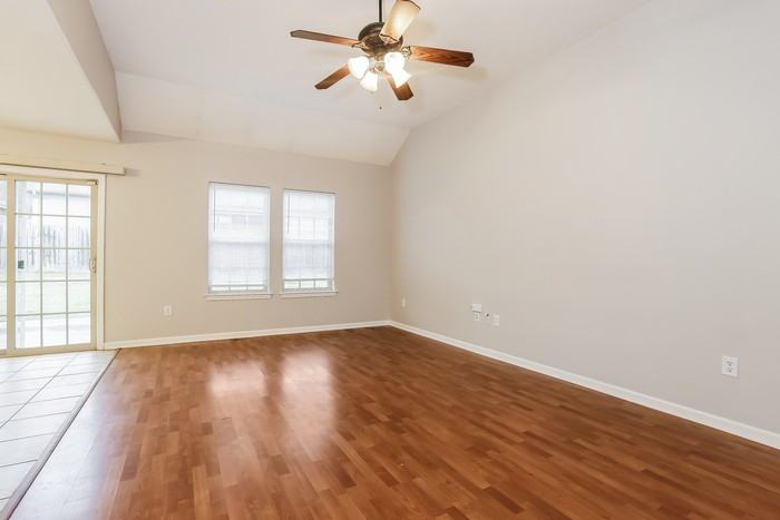 1717 White Oak Ln - Photo 3 of 11