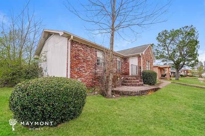 225 Bayberry Rd - Photo 2 of 3