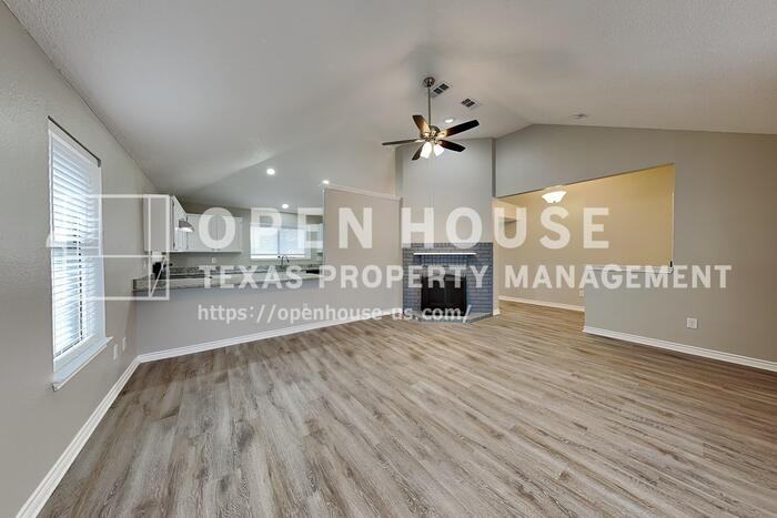 1514 Mayflower Dr - Photo 4 of 22