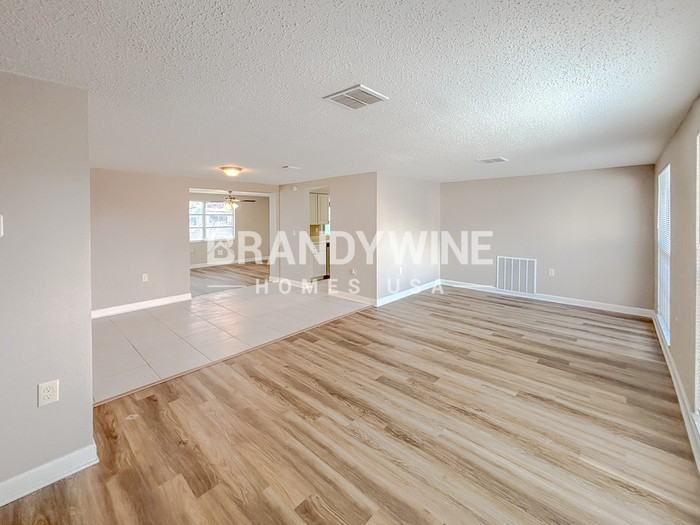 6135 Seabreeze Dr - Photo 3 of 26