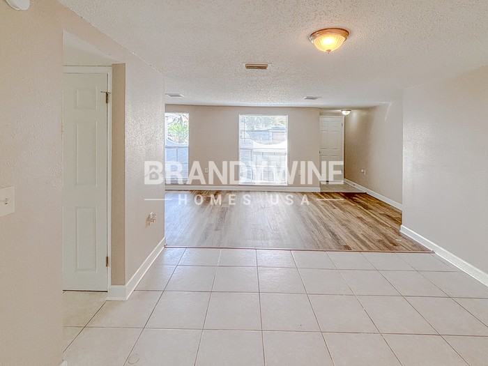 6135 Seabreeze Dr - Photo 4 of 26