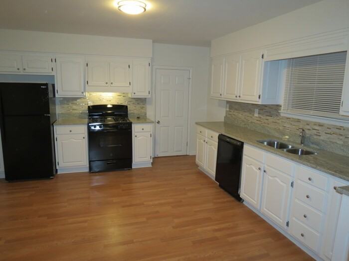 1680 Hillcrest Ave - Photo 7 of 21