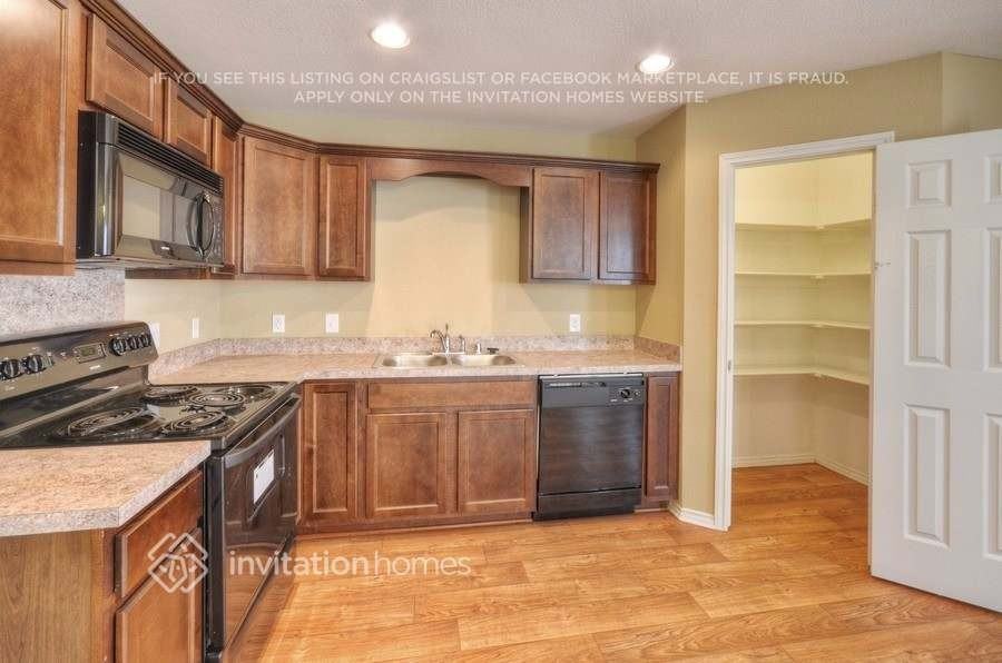 15614 Gatsby Ln - Photo 4 of 16