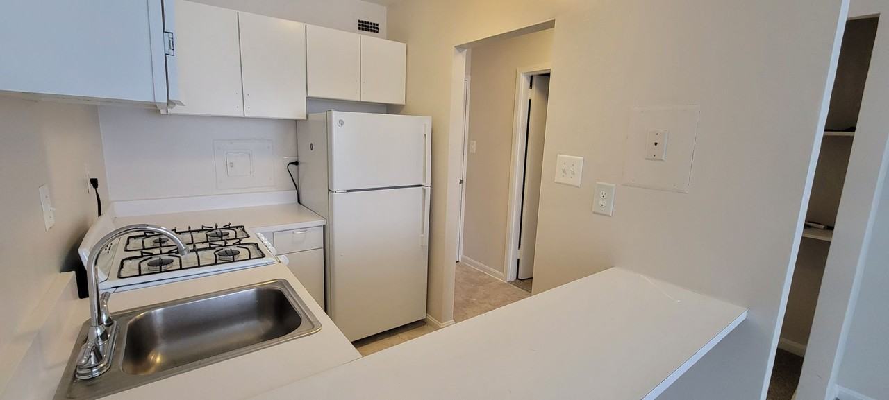 Sutton Plaza Apartments - Photo 3 of 23