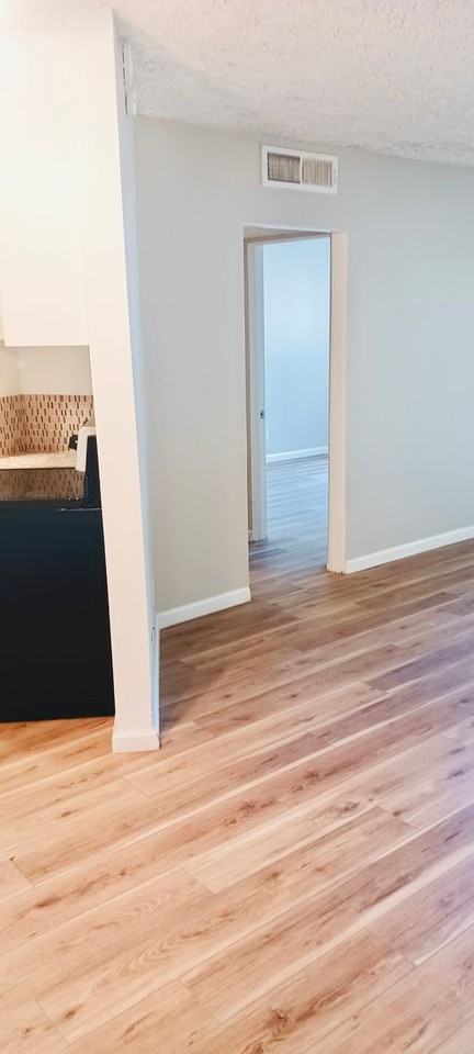 Airport Garden Apartments - Photo 3 of 14