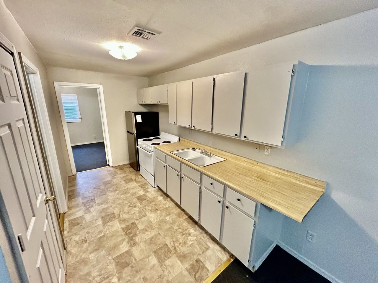 608 W 4th St #1 - Photo 4 of 9