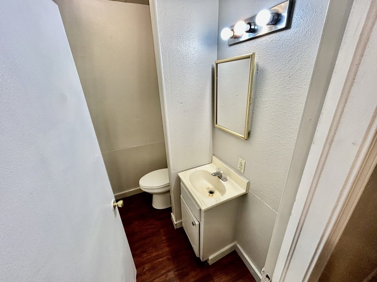 608 W 4th St #1 - Photo 6 of 9