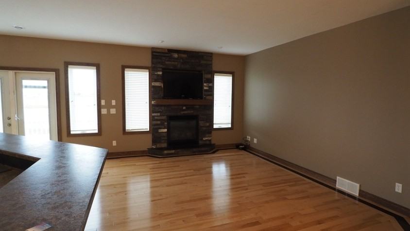 EXECUTIVE 5 BEDROOM HOME IN LACOMBE! - Photo 4 of 9