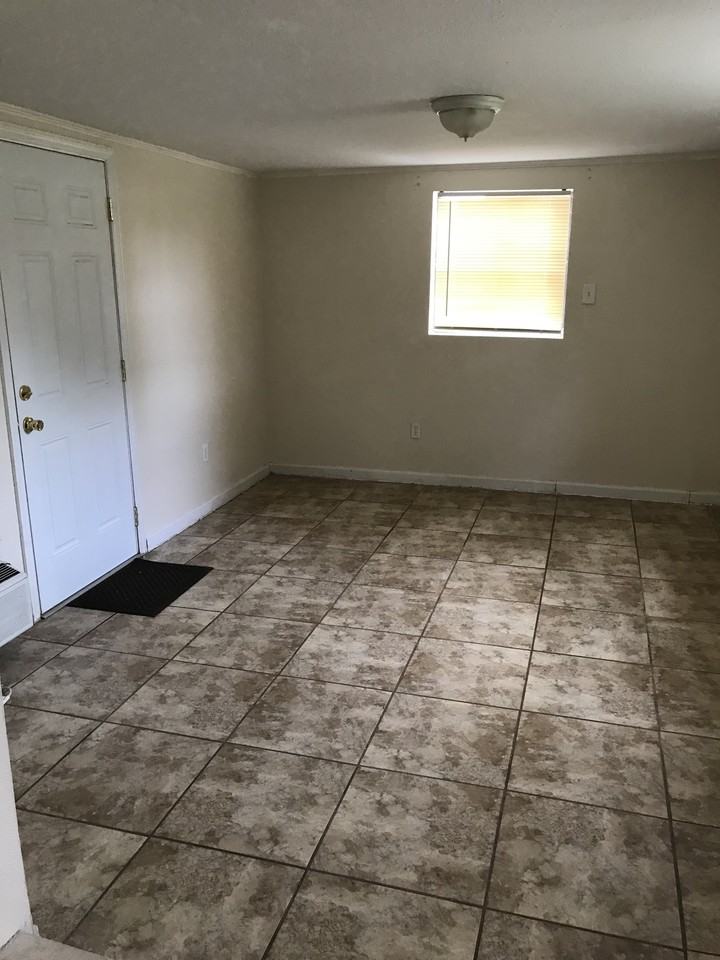 1860 Lynncrest Rd #1 - Photo 2 of 8