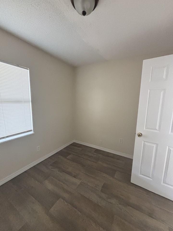 1860 Lynncrest Rd #1 - Photo 7 of 8