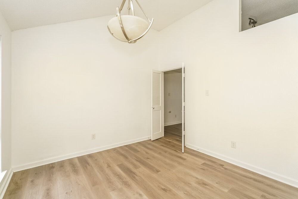 936 Manor Dr - Photo 5 of 16