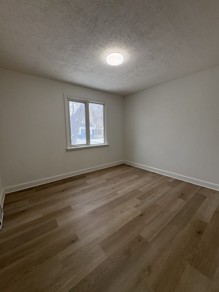 261 Gordon Ave - Photo 4 of 13