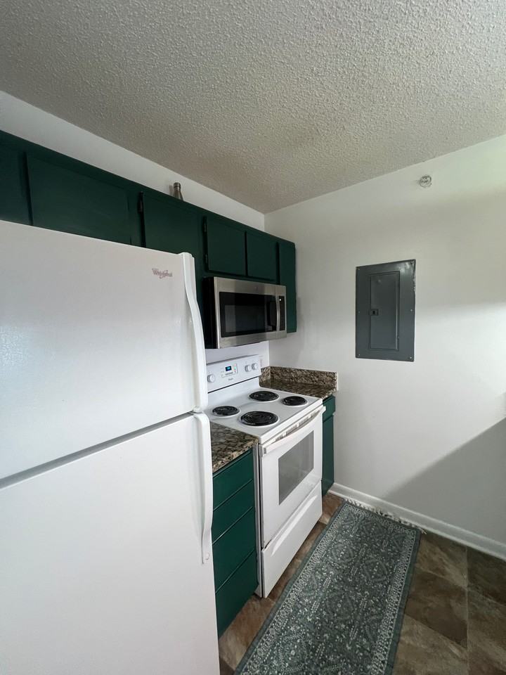 1411 Collegiate Cir - Photo 7 of 35