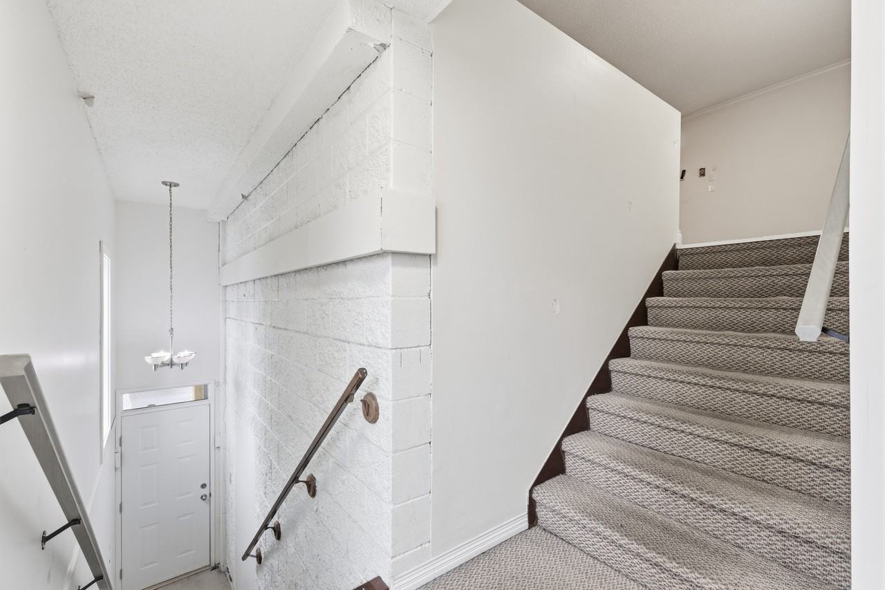 12990 72 Avenue - Photo 3 of 19