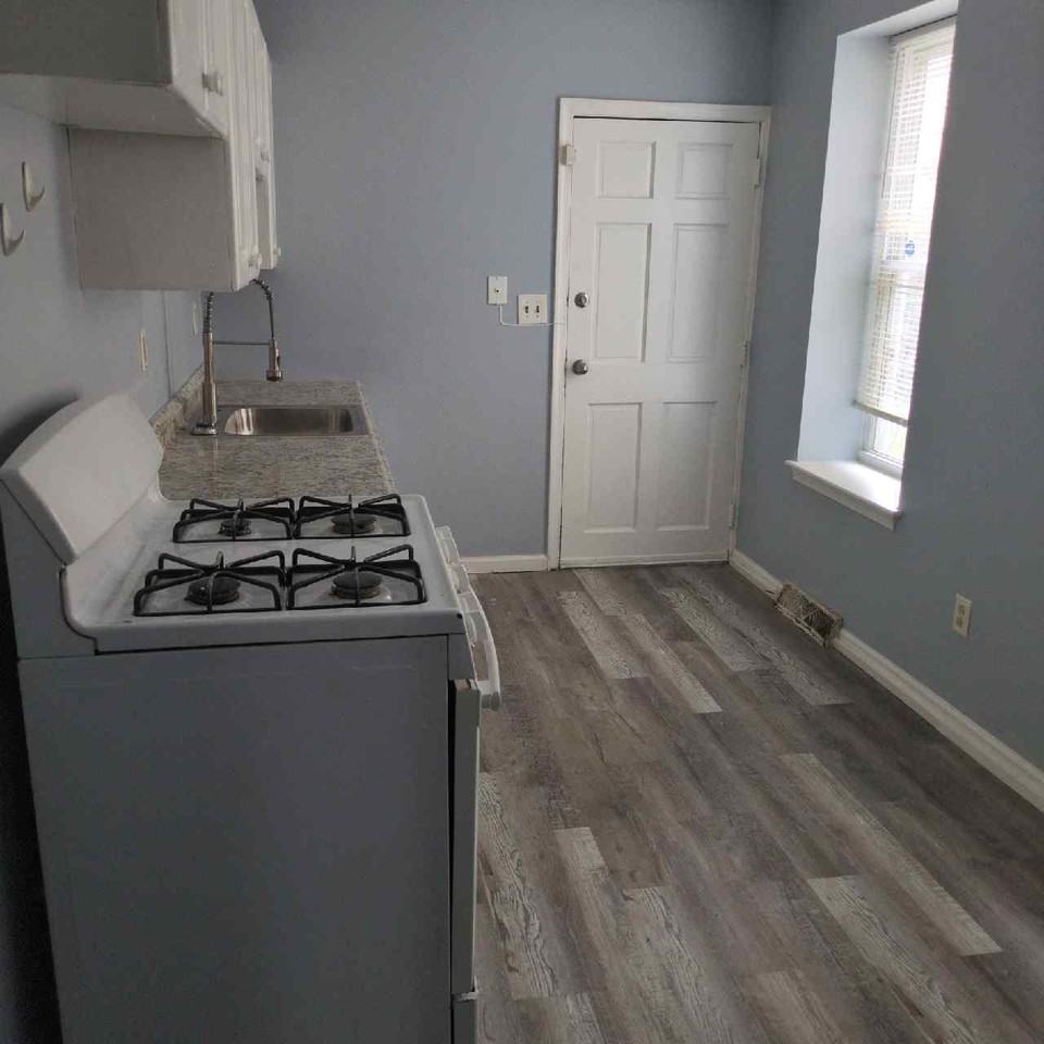 842 N Madison St #1 - Photo 3 of 10