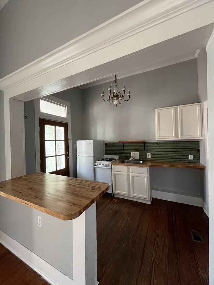 104 N 11th Ave #B - Photo 2 of 7