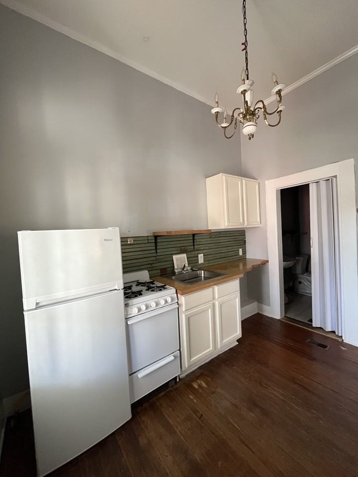 104 N 11th Ave #B - Photo 3 of 7