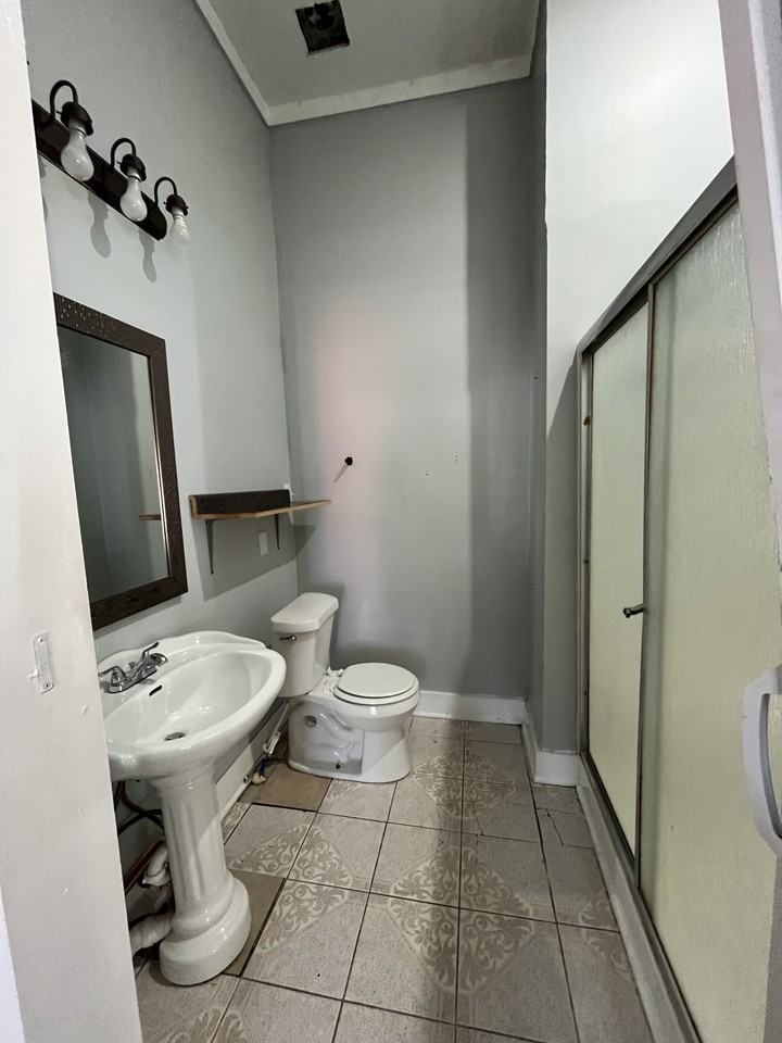 104 N 11th Ave #B - Photo 4 of 7