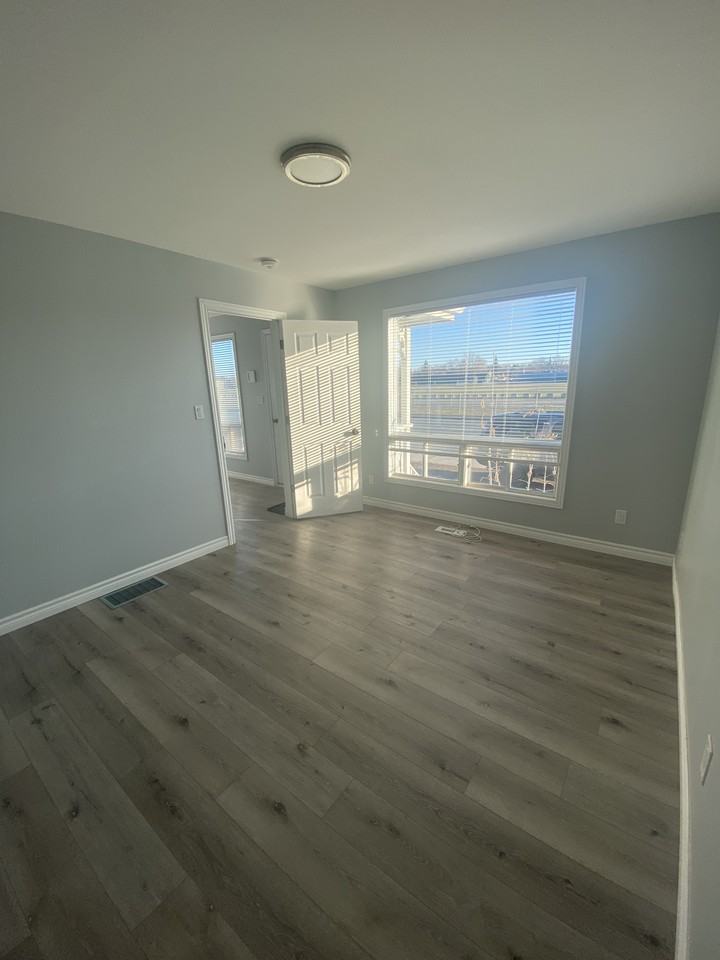 260 Lansdowne St W - Photo 2 of 15