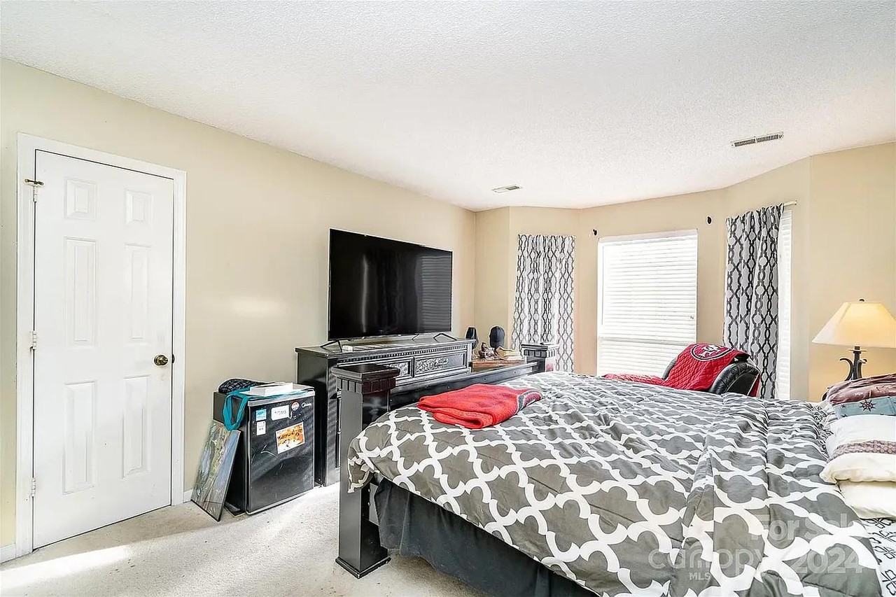 2027 Killarney Pl #1 - Photo 4 of 16