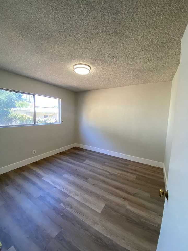 400 Ferrini Road - Photo 4 of 28