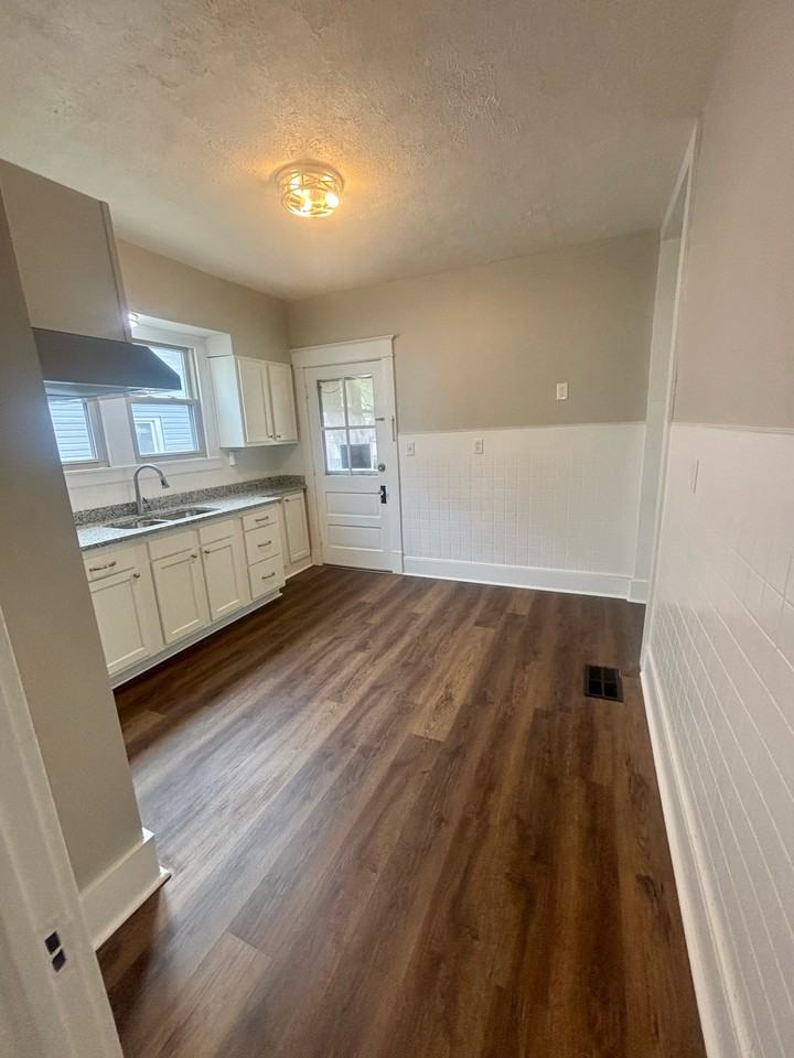 1310 Earl Ave #1 - Photo 6 of 13