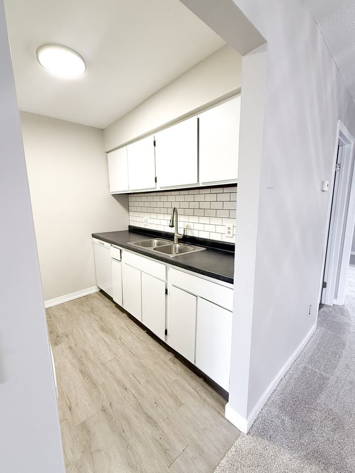 2037 Inverway Ct - Photo 2 of 8