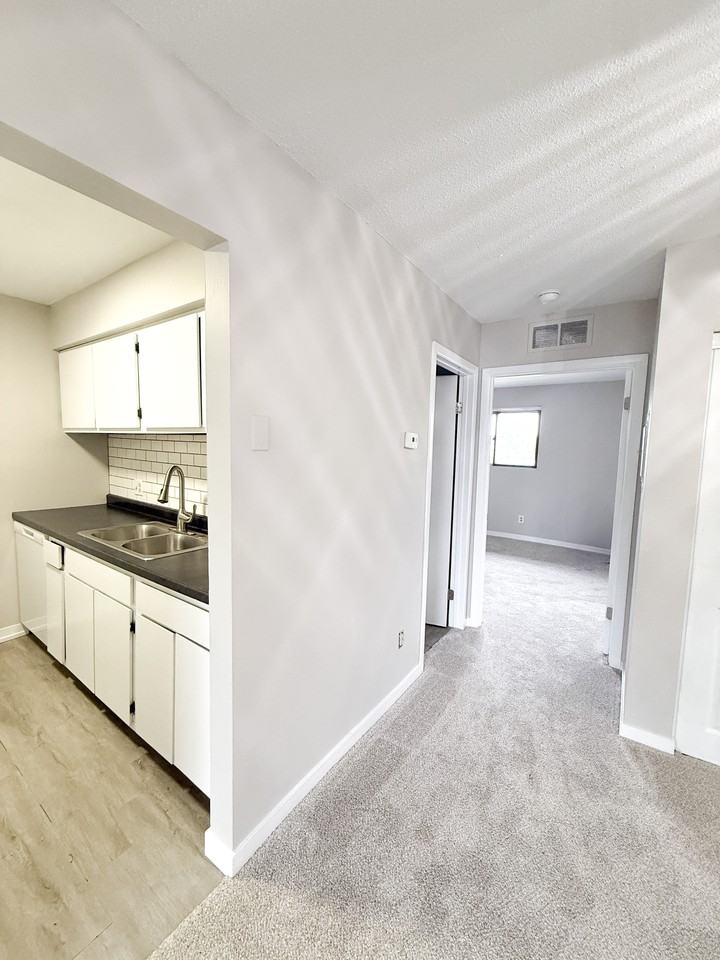 2037 Inverway Ct - Photo 3 of 8