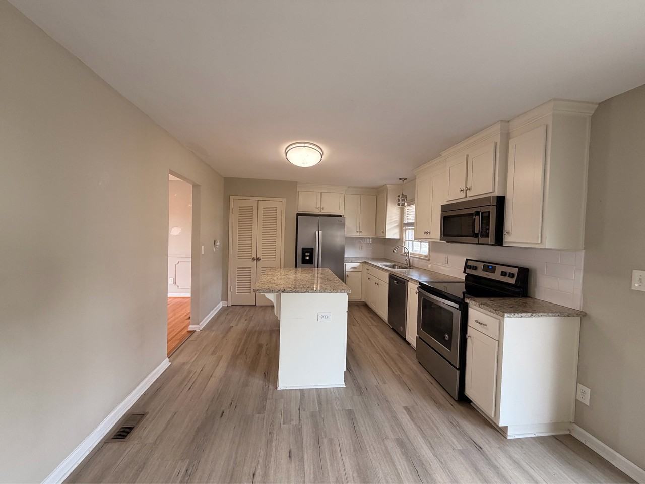 1092 Sherbrooke Dr #1 - Photo 5 of 15