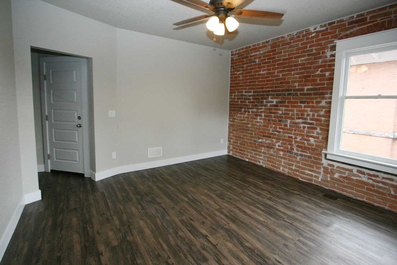 1559 - Photo 2 of 8