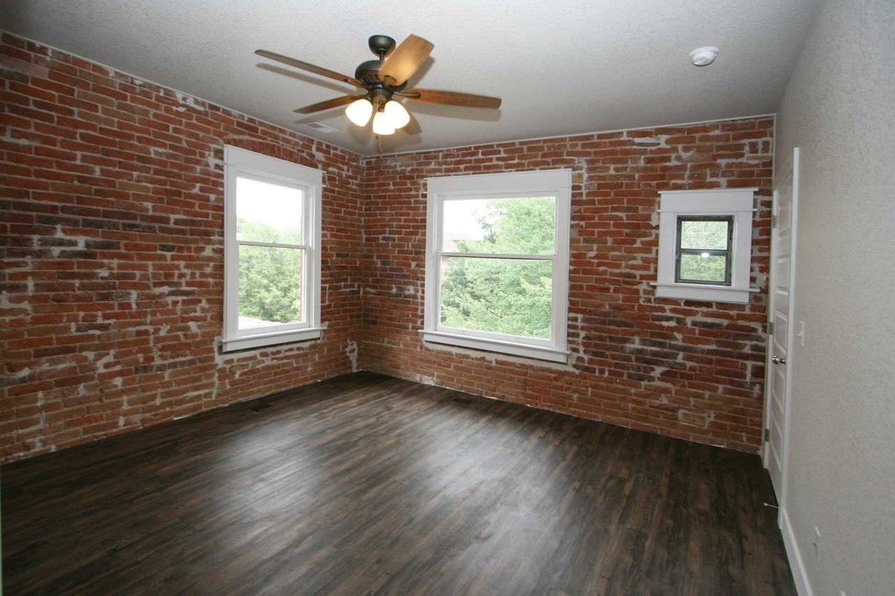 1559 - Photo 4 of 8