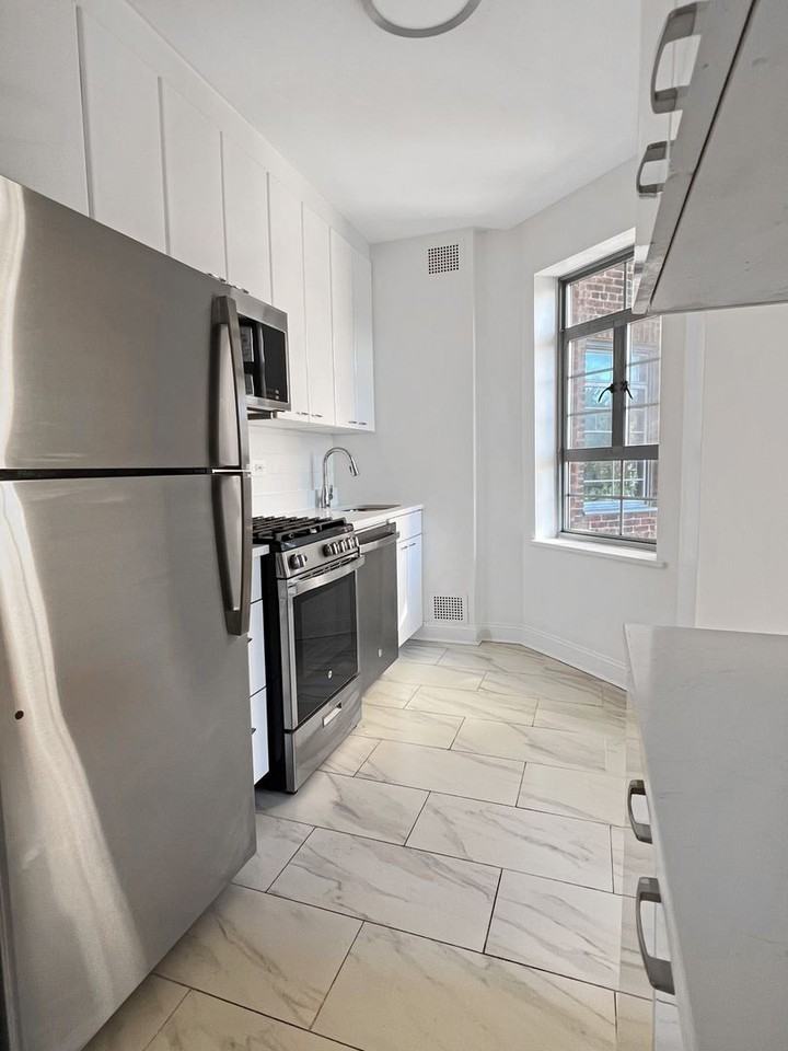150 Greenway Ter - Photo 4 of 14